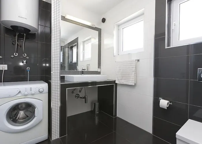 招待所 & Nikolic 3*