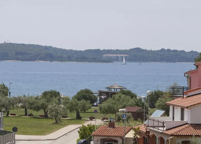 招待所 & Nikolic 3*